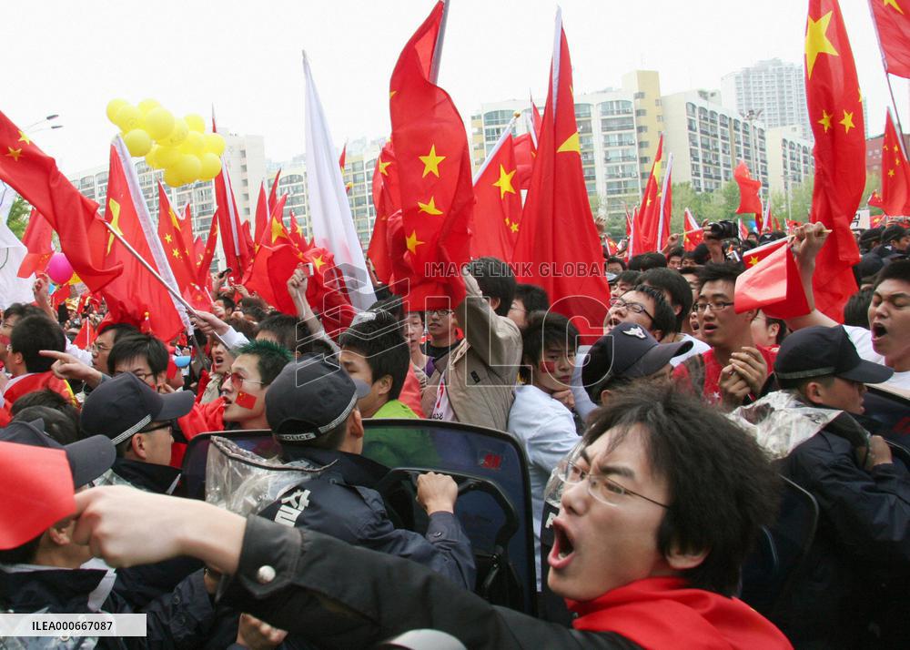 S. Korean leg of torch relay marked by scuffles, protests