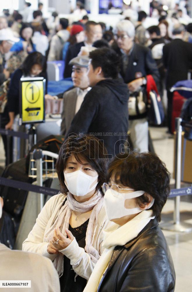 Japan calls on public for alert, composure over swine flu
