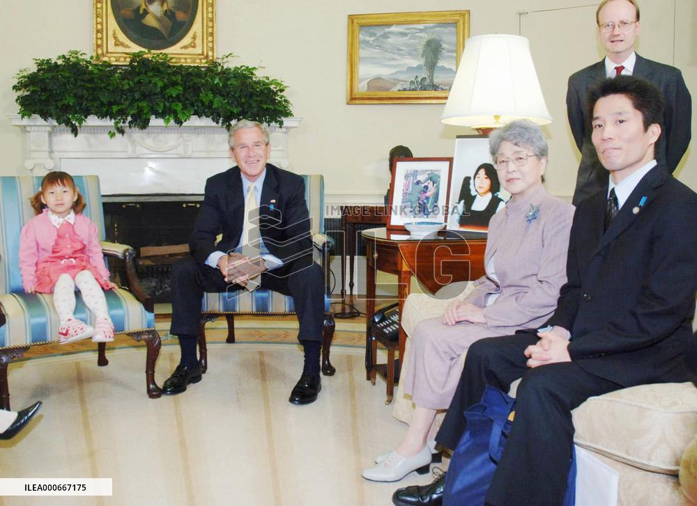 Bush meets Yokota, N. Korean defectors