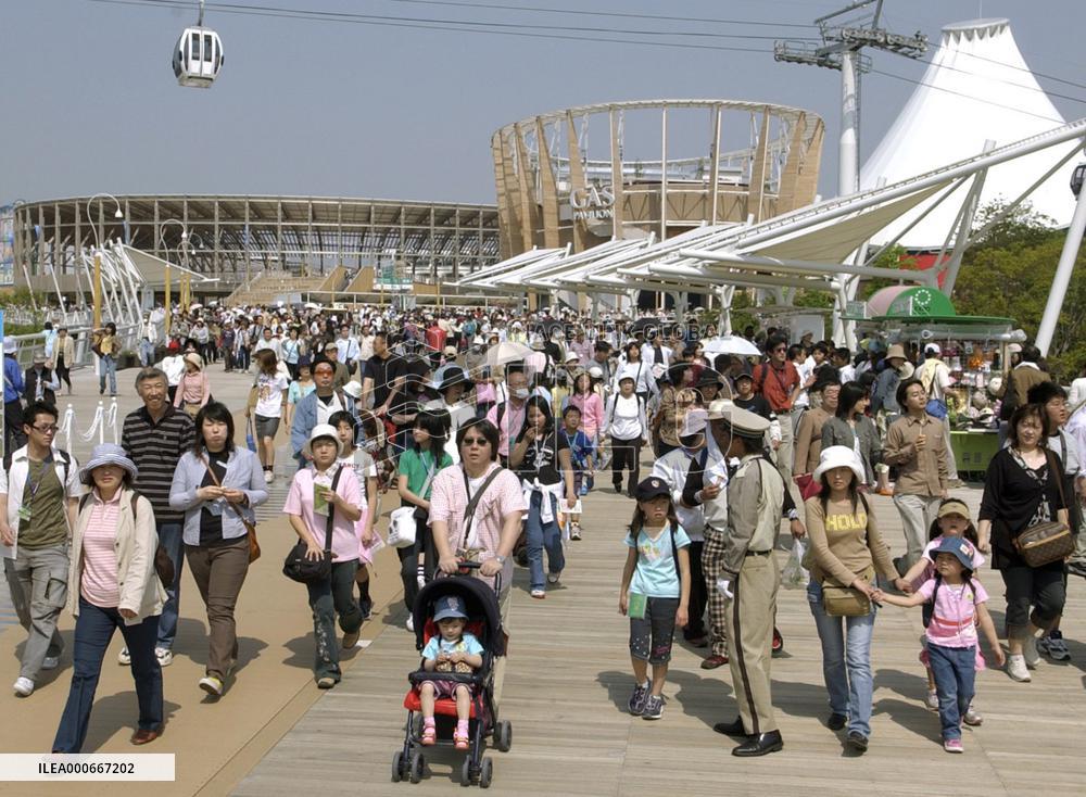Crowds flock to Aichi Expo on 1st day of Golden Week holidays