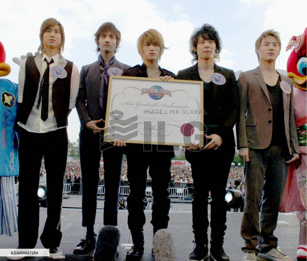 Korean pop group Tohoshinki to suspend performances