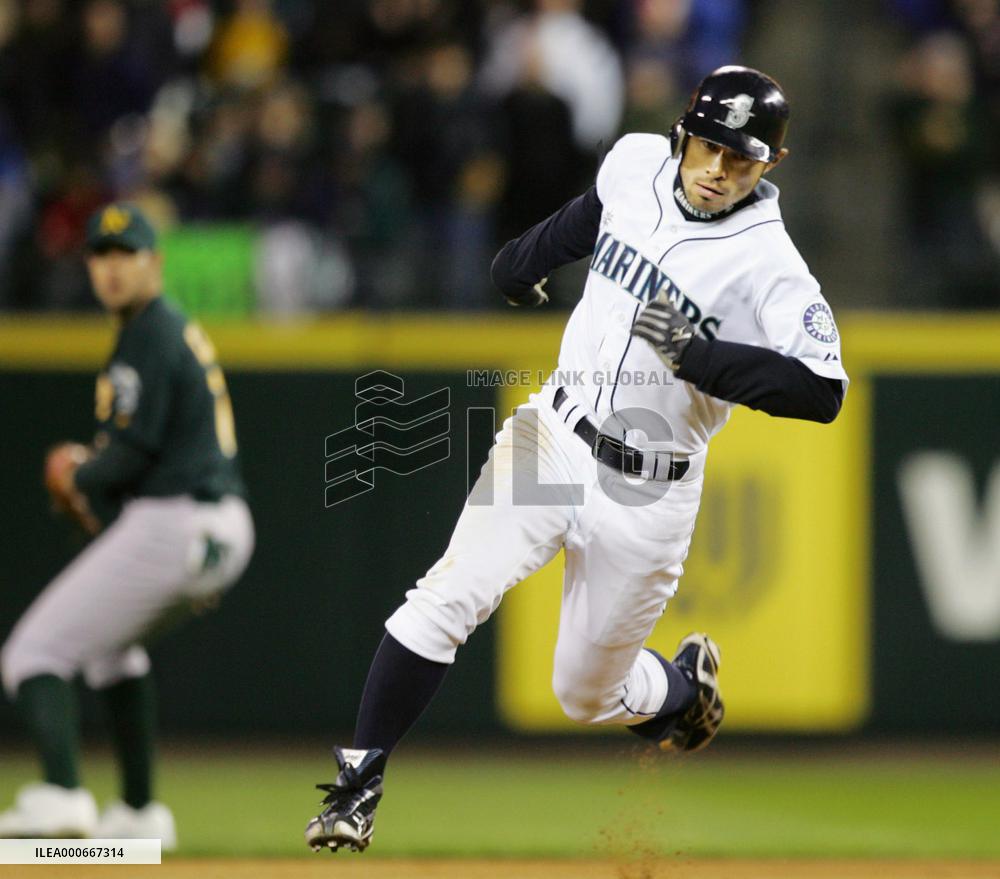 Ichiro gets 2 RBI hits