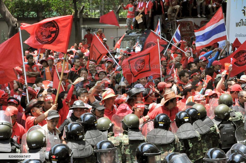 Thai antigov't protesters move into 'no-go' areas in Bangkok