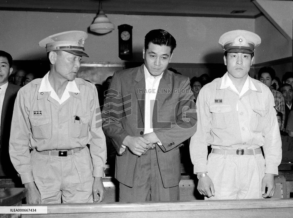 Retrial possibility revived for man on death row for murders