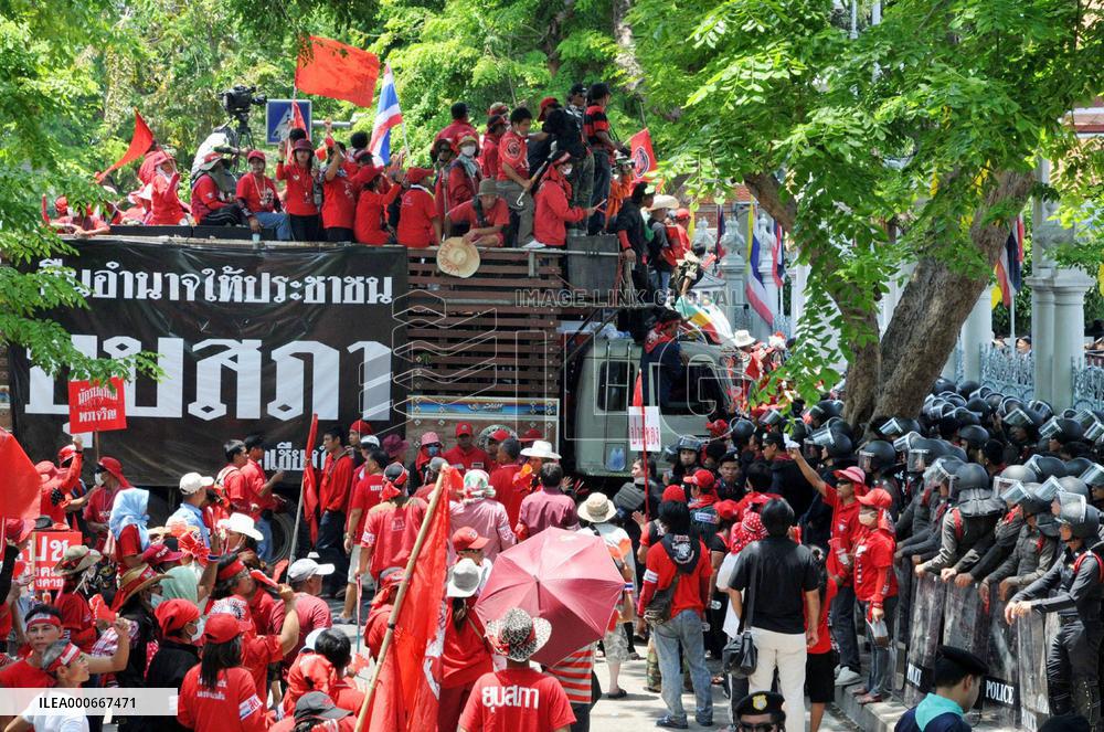 Thai protesters enter 'no-go' areas in Bangkok