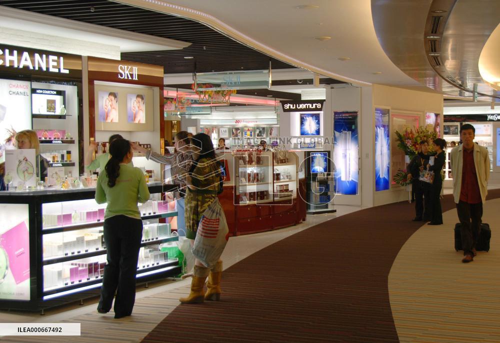 Narita airport opens large shopping mall