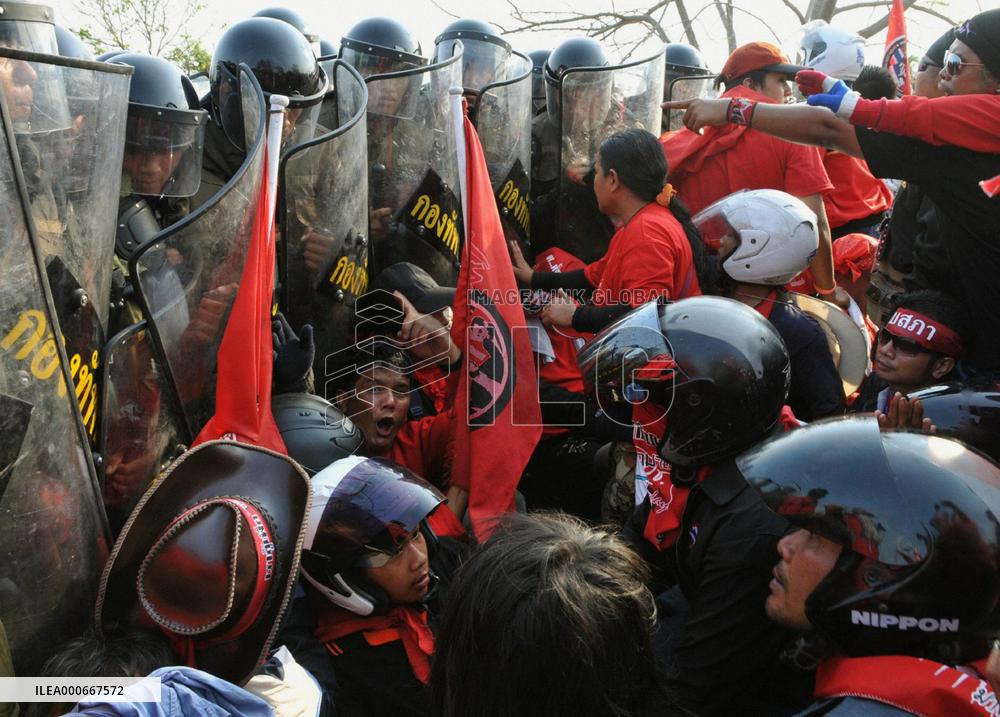 Thai protesters clash with riot police