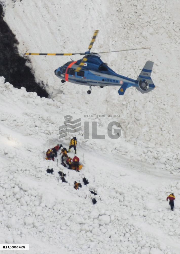 1 saved after avalanche sweeps away climbers in Nagano