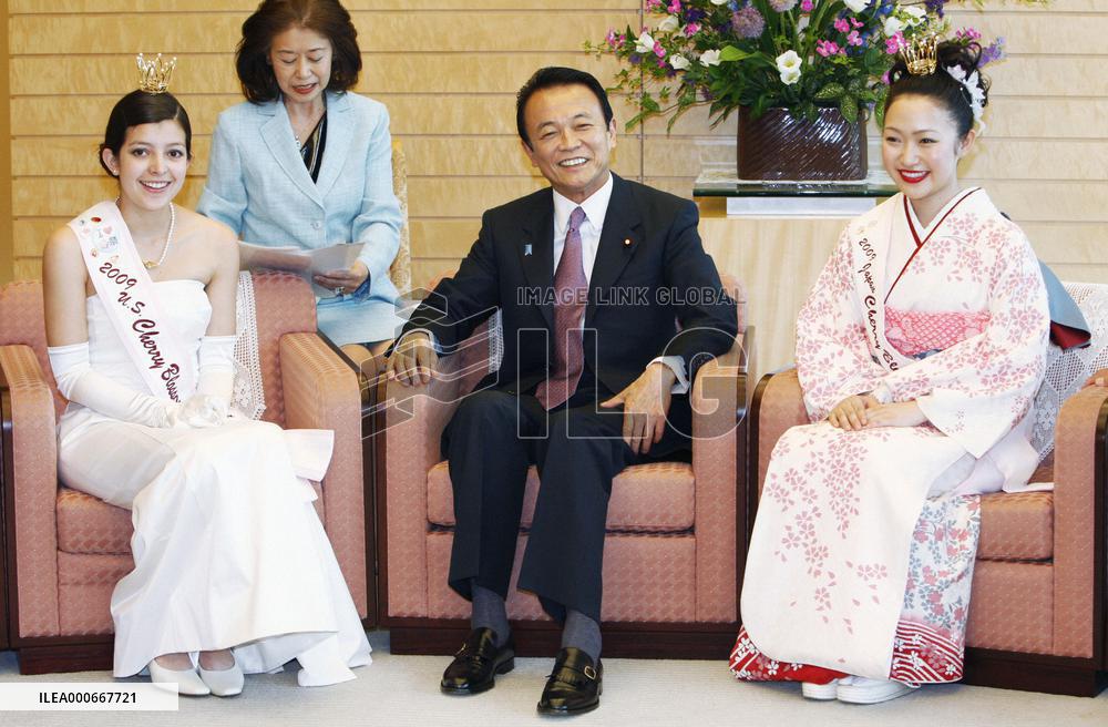U.S., Japanese cherry blossom queens pay courtesy call on Aso