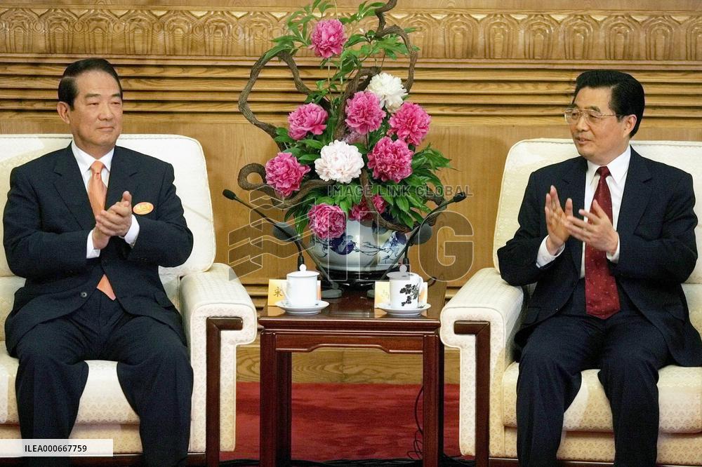 (2)Hu meets Taiwan minor opposition leader