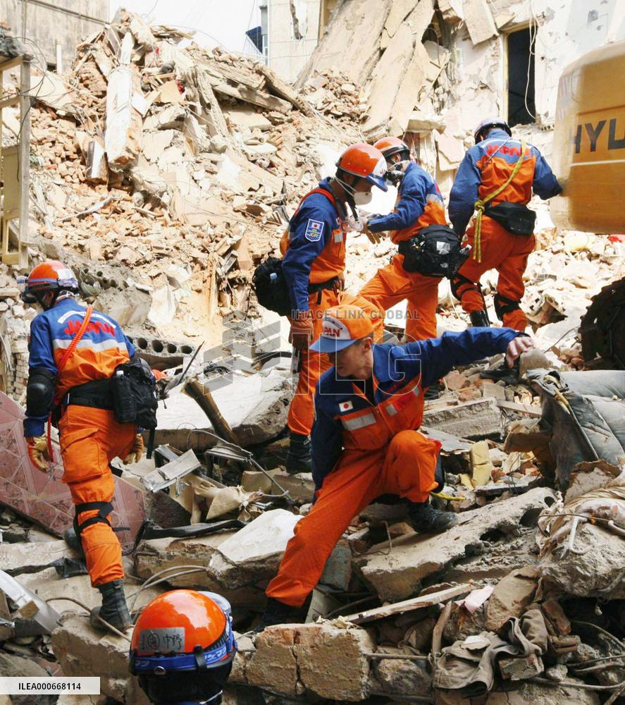 (CORRECTED) Japanese team begins relief work in quake-hit area