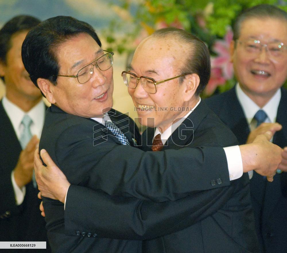 Heads of pro-Seoul, pro-Pyongyang Korean groups meet