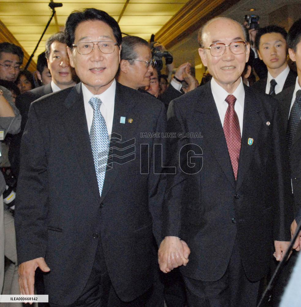 Heads of pro-Seoul, pro-Pyongyang Korean groups meet