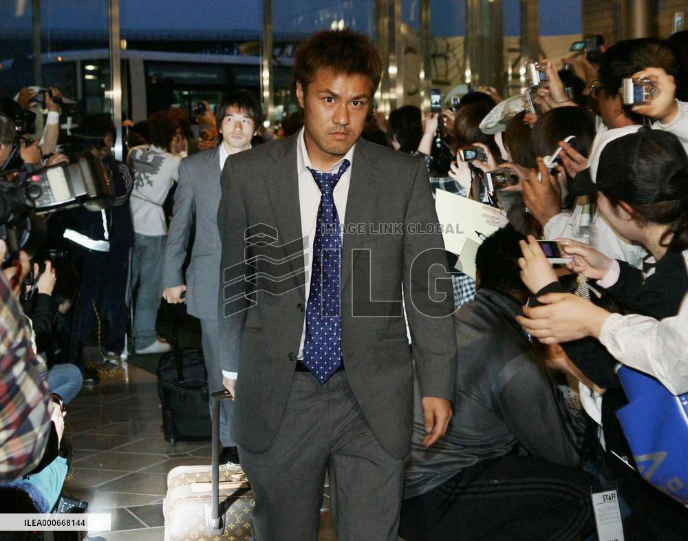 Komano, Tamada arrive at camp