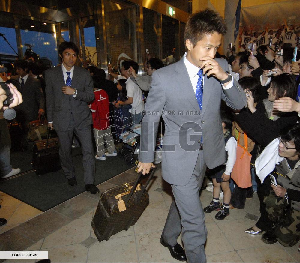 Fukunishi, Narazaki arrive at camp