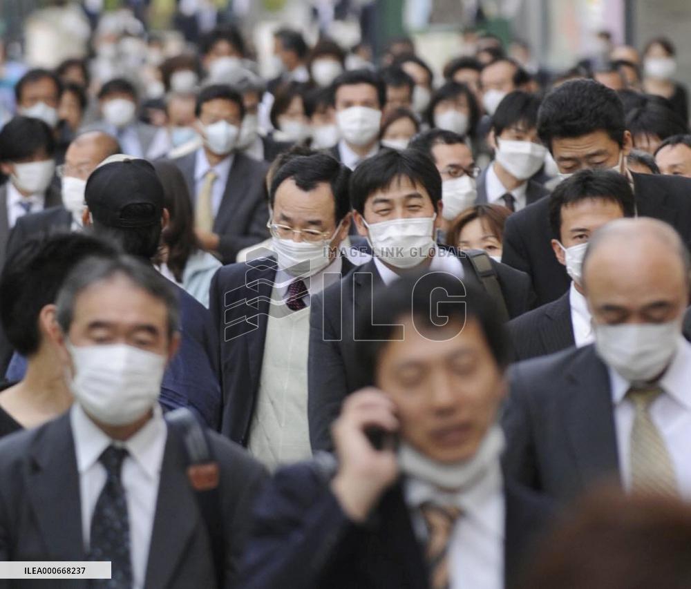 New-flu infections on increase in Japan, Aso seeks calm response