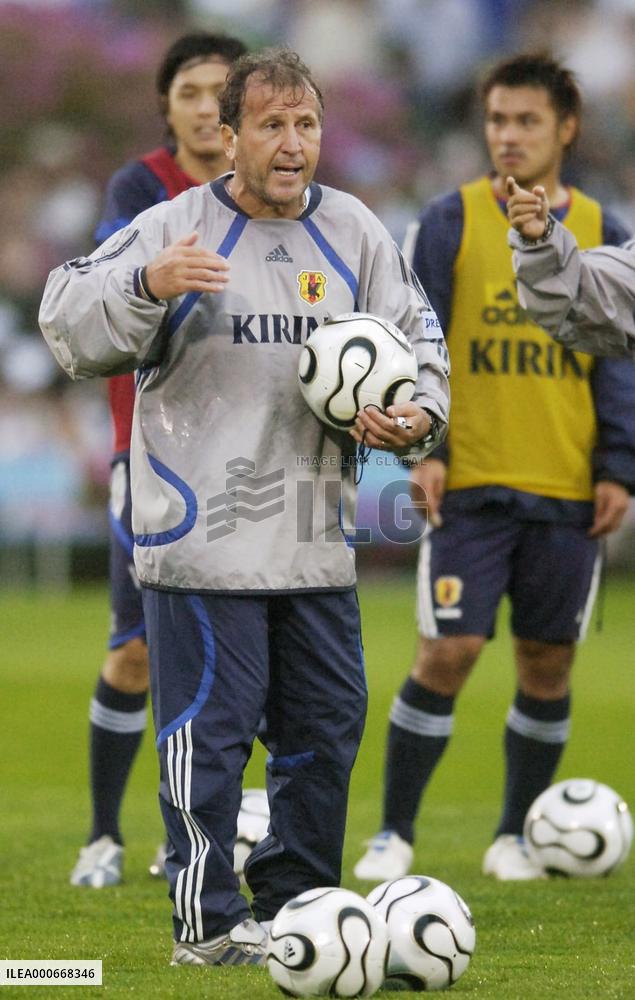 Record crowd watches Japan team training