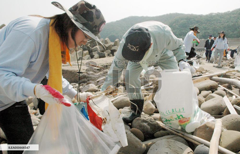 Japanese and S. Koreans clear Nagasaki beach