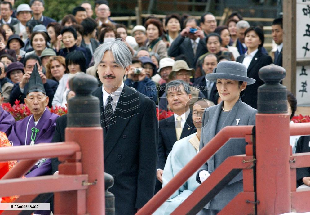 Prince Akishino attends memorial service for Emperor Shomu