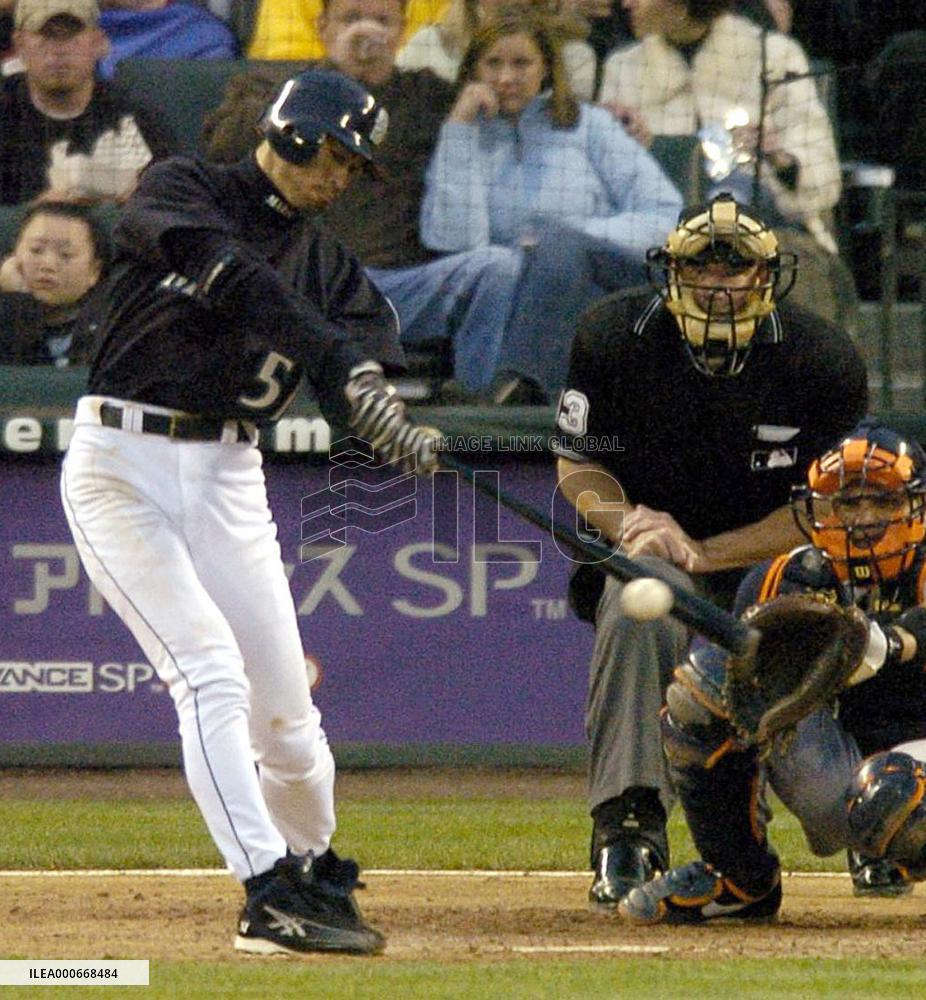 (1)Ichiro gets 2,000th career hit