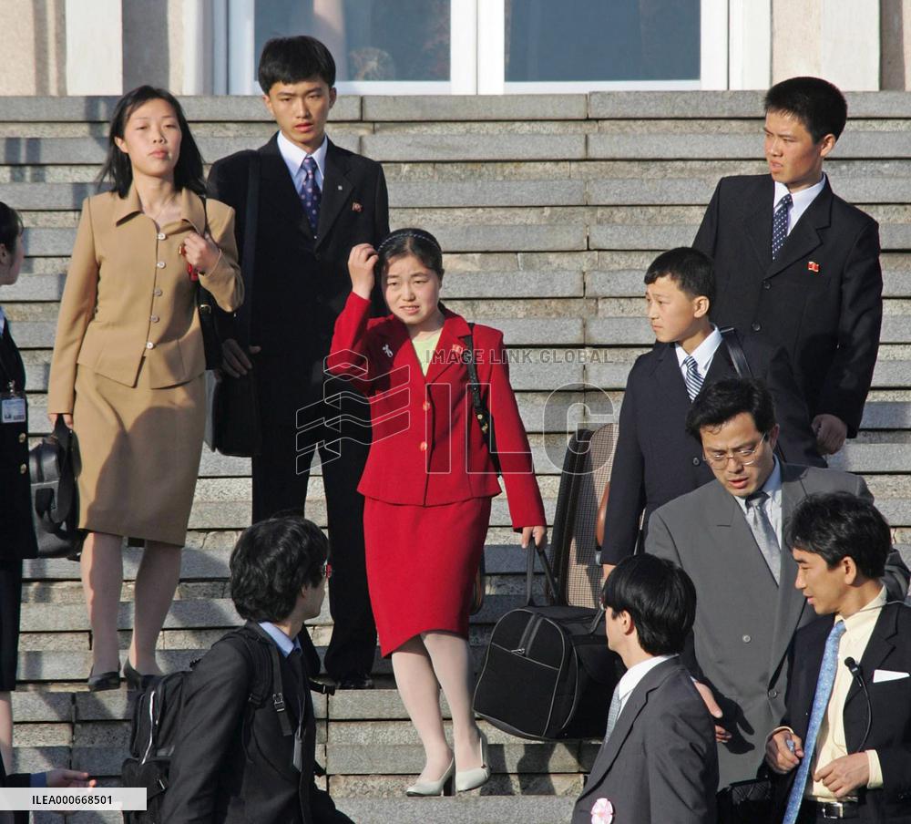 (1)Abductees' sons and daughters leave Pyongyang for Japan