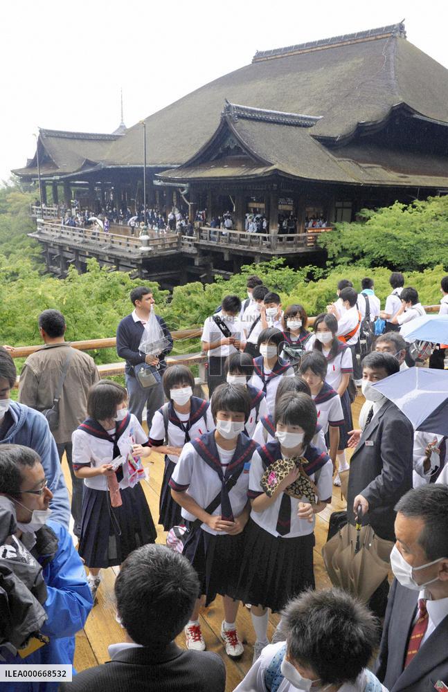 Japan revamps policy to tackle new flu