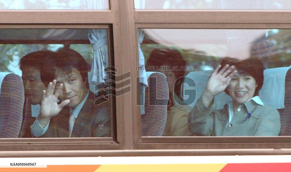 (2)Hasuikes, Soga leave for hometowns in Niigata Pref.