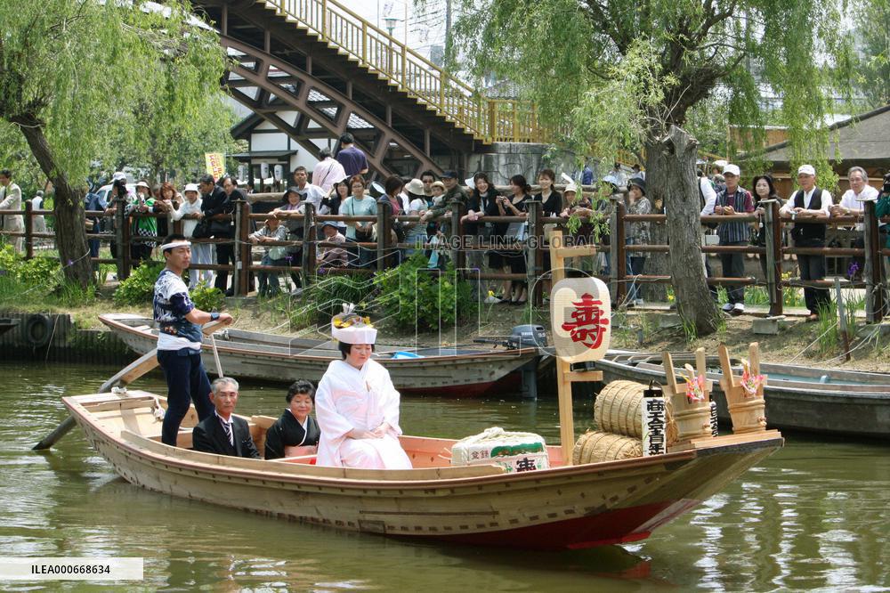 Traditional bride-on-the-boat wedding ceremony