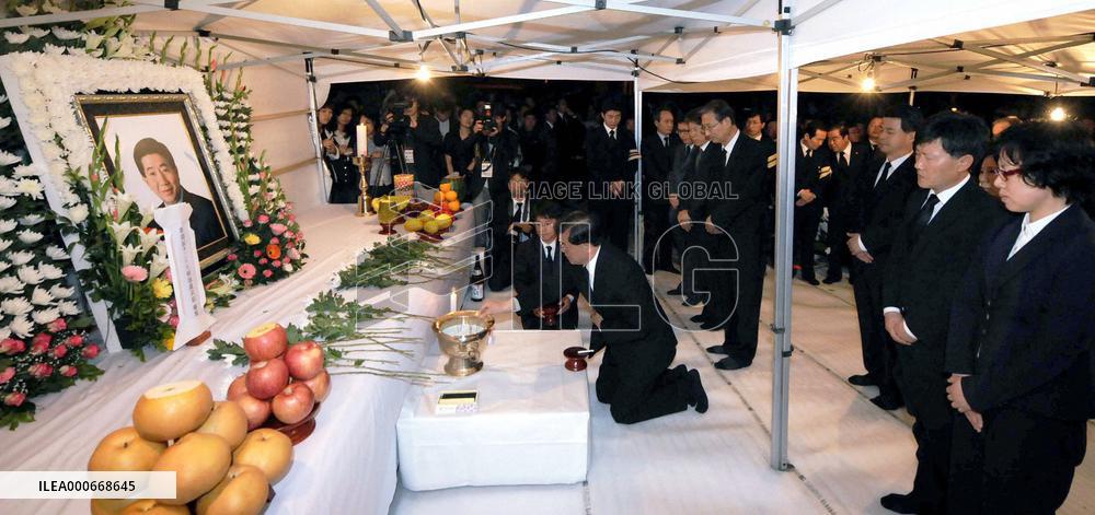 Mourners pay respects to late President Roh Moo Hyun
