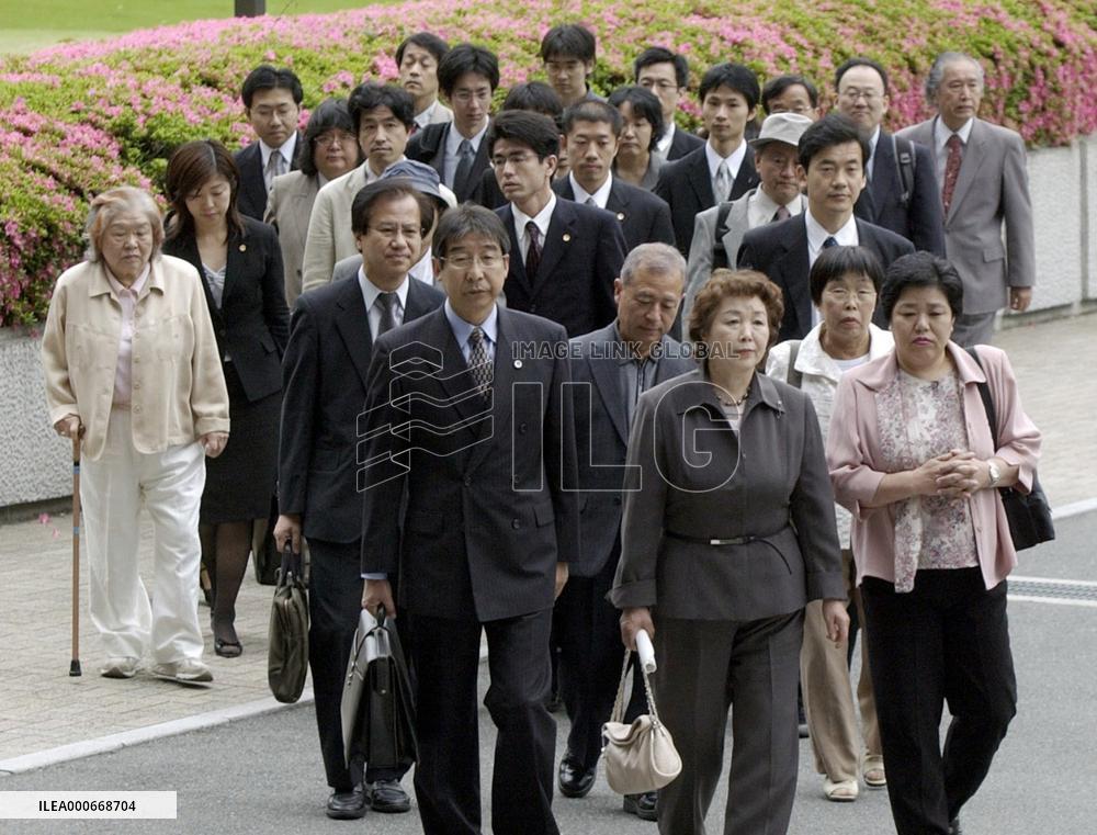 8 asbestos victims in Osaka file damages suit against state