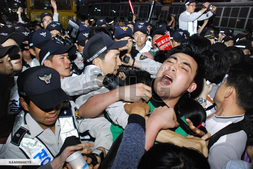 South Koreans protest U.S. beef imports