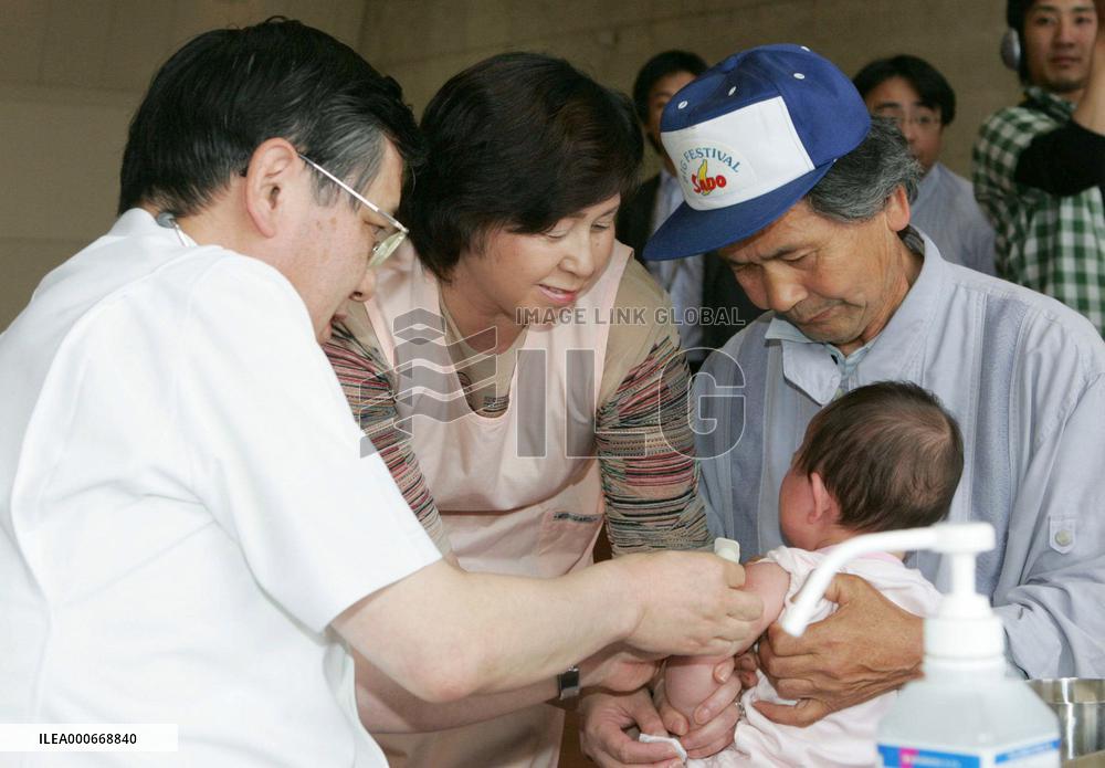 Soga helps doctor during vaccination