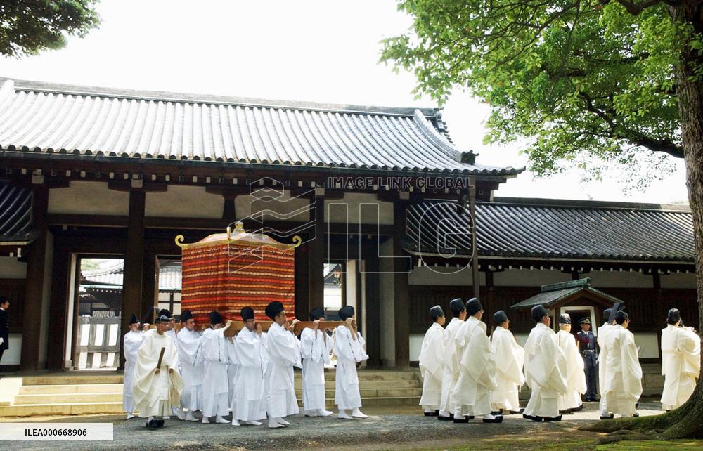 Shinto objects at Imperial Palace moved ahead of anti-quake work