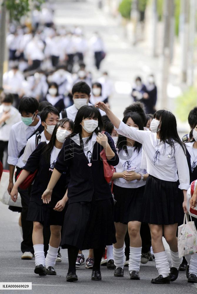 2 high schools hit hard by new flu reopen after 2-week closure