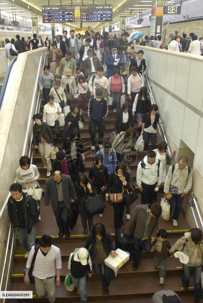 Transport facilities packed as holidaymakers rush home