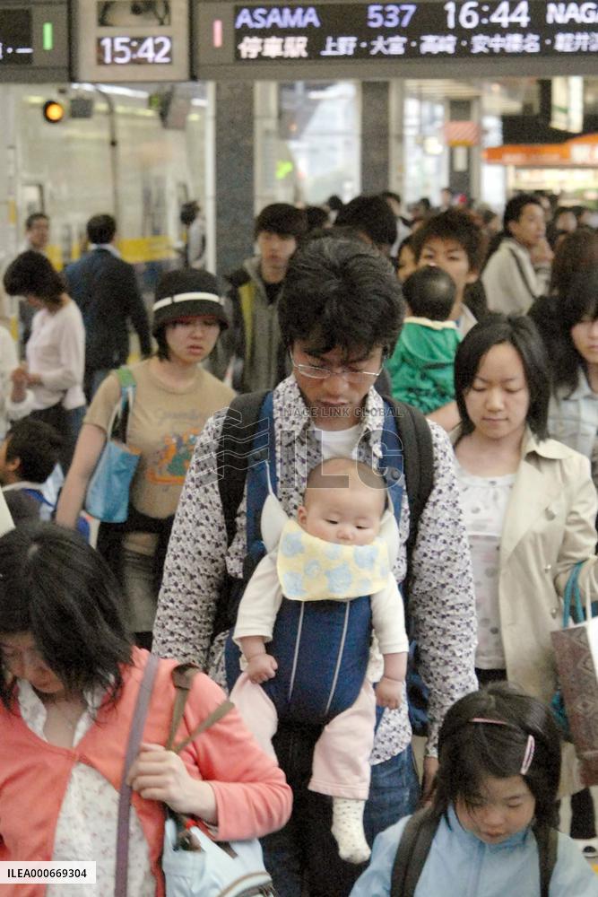 Transport facilities packed as holidaymakers rush home