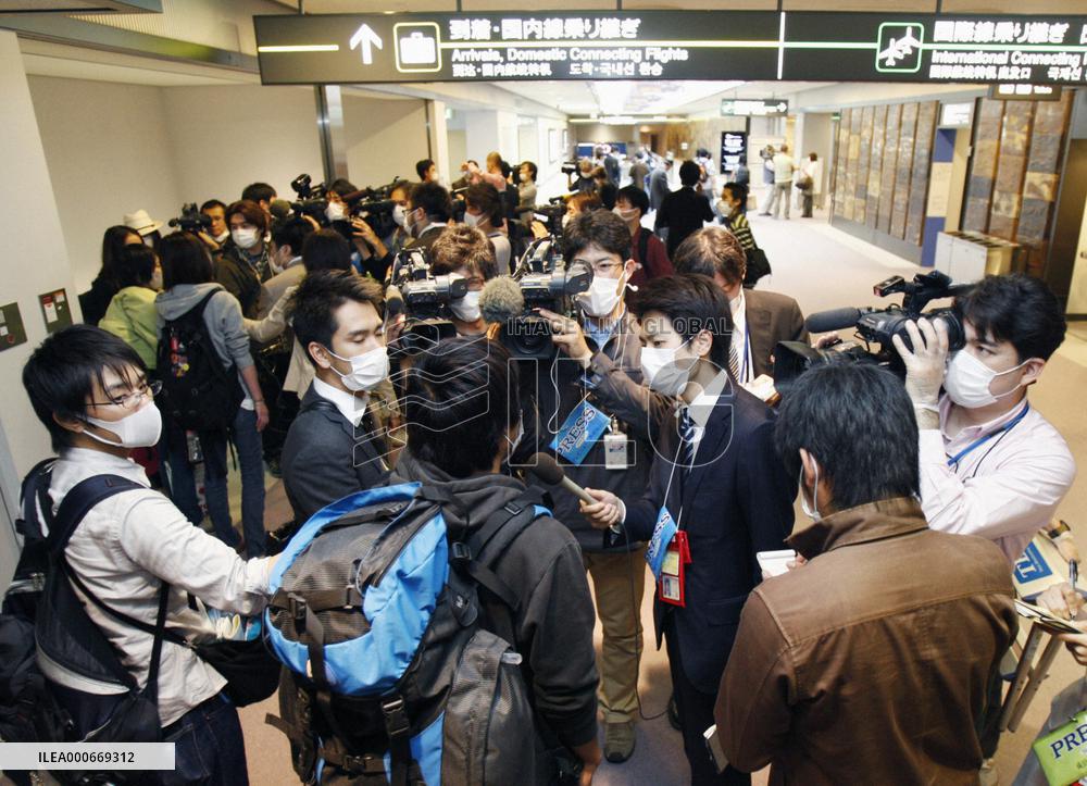 Narita airport flooded with holidaymakers wearing masks