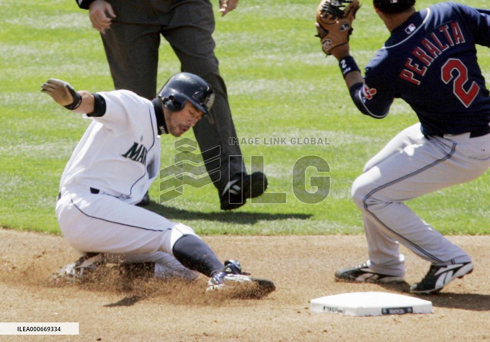 Mariners' Ichiro marks 200th stolen base of his career in MLB