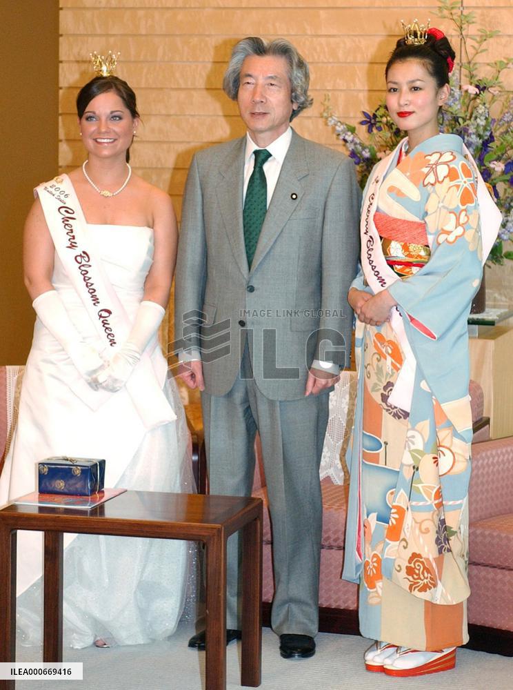 U.S. cherry blossom queen pays courtesy call on Koizumi