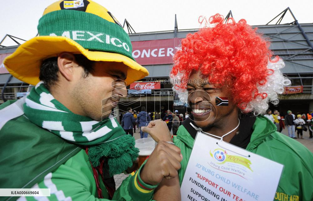 World Cup kicks off in S. Africa
