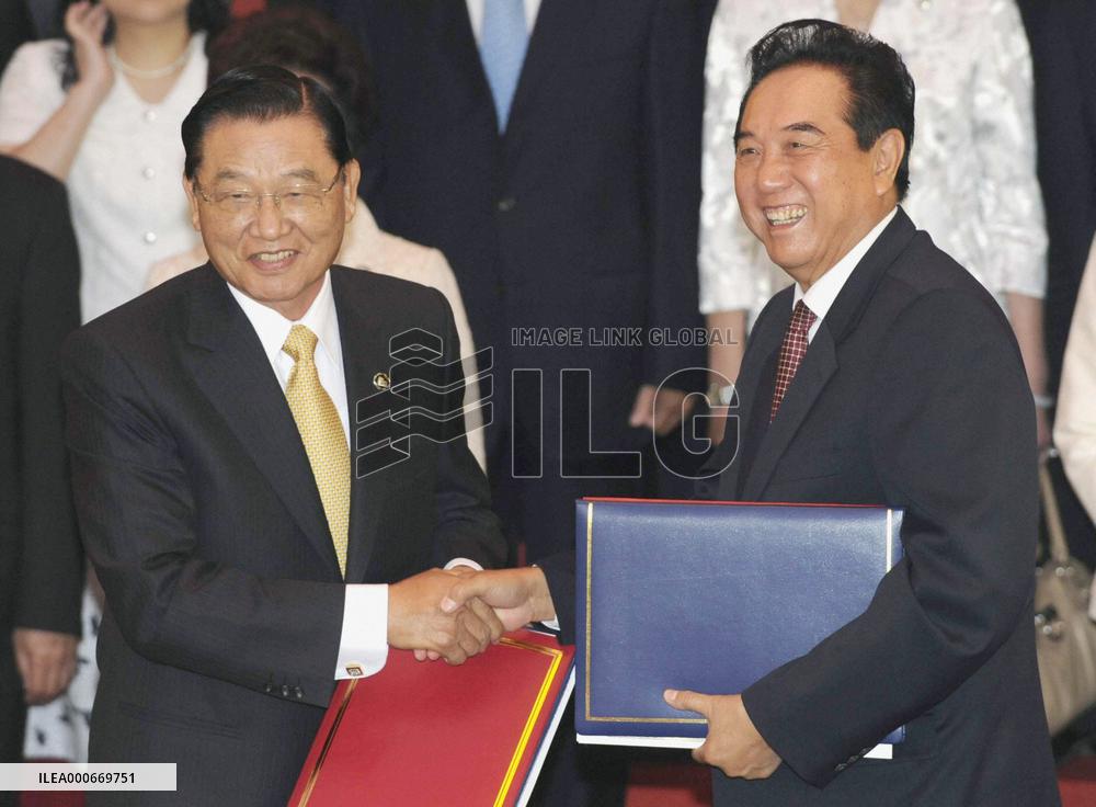 China, Taiwan sign landmark pacts on direct flights, tourism