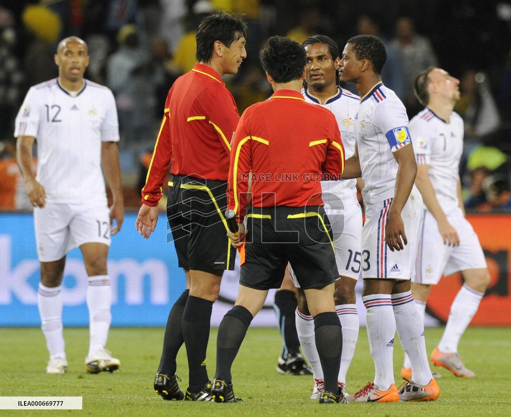 10-man Uruguay hold on to draw 0-0 with France