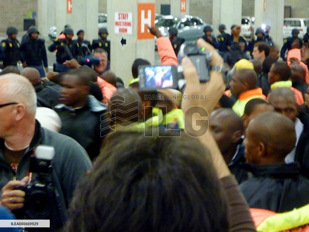 Stadium workers clash with riot police over low wages