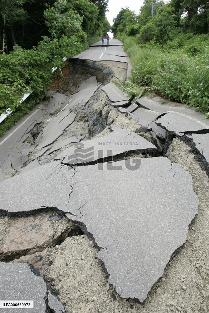 M7.0 quake jolts northeastern Japan, killing at least 2