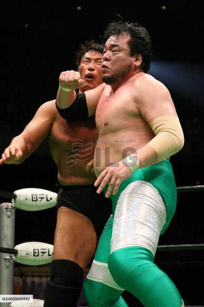 Pro wrestler Misawa dies from blow to head during match