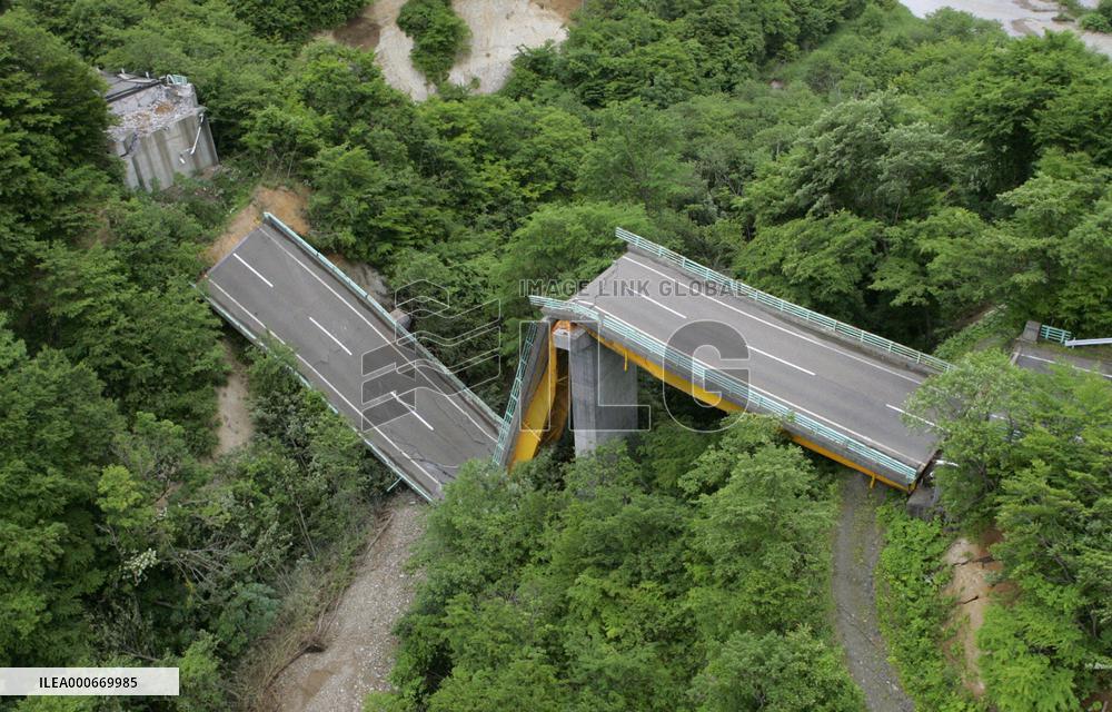 M7.2 quake jolts northeastern Japan