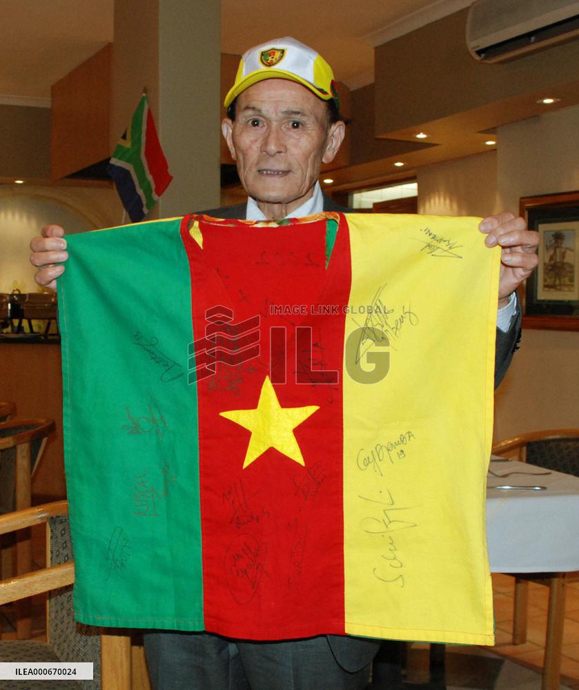 Japanese supporters of Cameroon