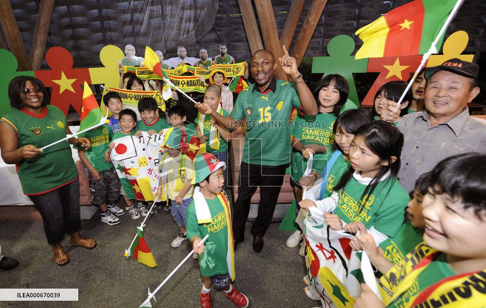 Japanese supporters of Cameroon