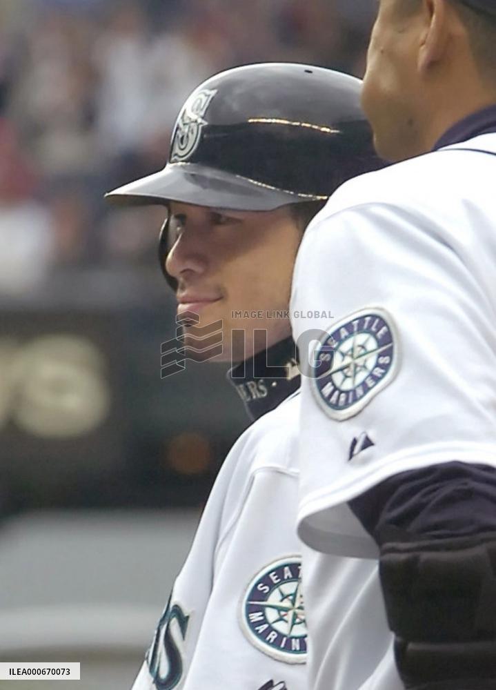 (2)Ichiro reaches 1000-hit mark in major leagues