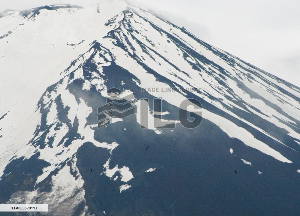 'Agriculture bird' appears on Mt. Fuji